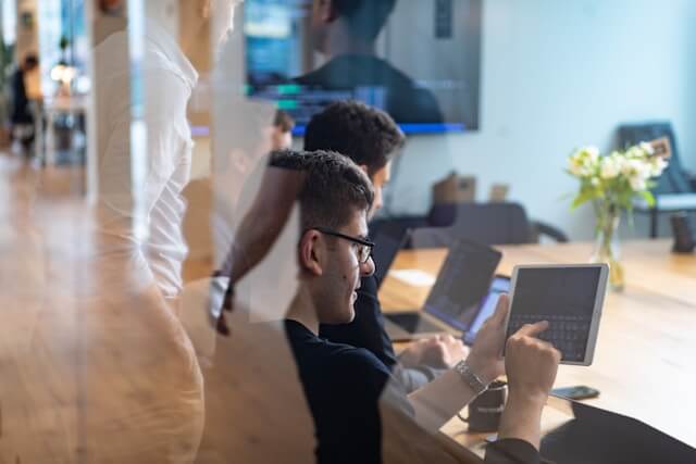 Scale Smarter: Cloud Business Communications Guide